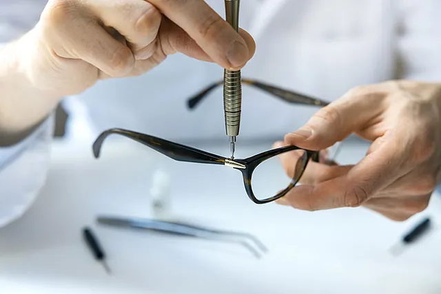 Brillenreparatur